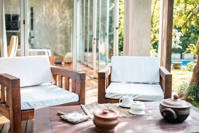 4 idées originales pour intégrer des meubles en teck dans votre maison