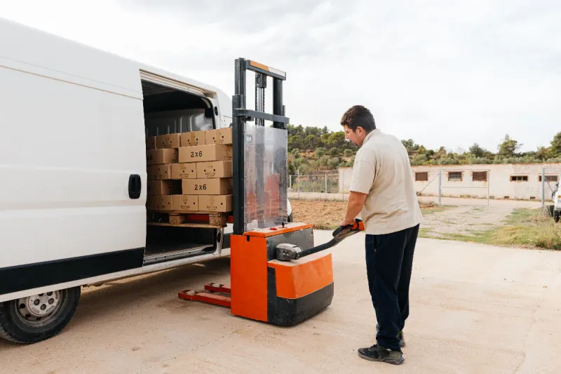 Chariots électriques tout terrain : la solution robuste et silencieuse pour le travail en extérieur
