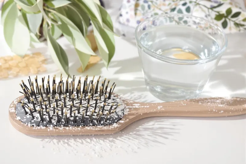 Comment nettoyer des brosses à cheveux avec du bicarbonate ?