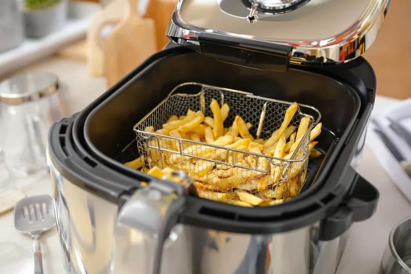 Comment nettoyer l'intérieur d'une friteuse électrique ?
