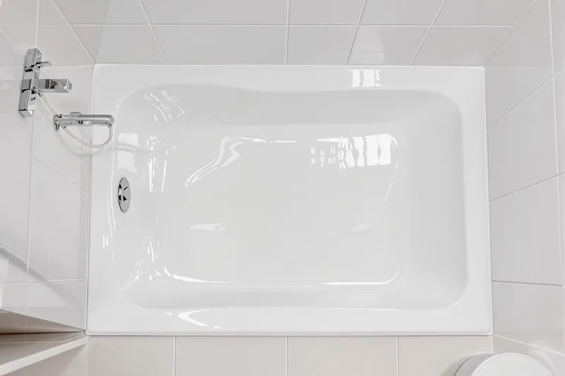 Comment nettoyer un receveur de douche en résine blanche ?