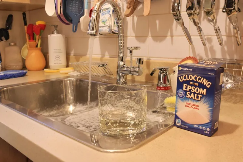 Découvrez l'arme secrète pour vos éviers : le sel d'Epsom, plus puissant que le bicarbonate !