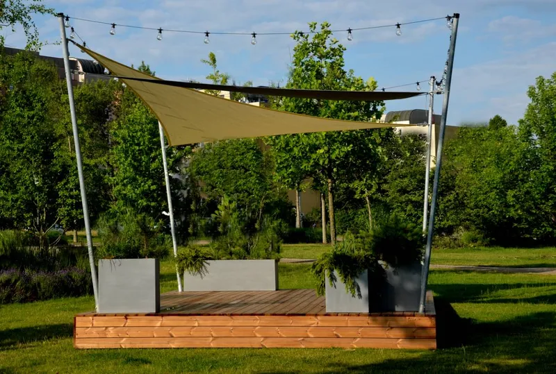 Du jardin exposé à l'oasis rafraîchissante grâce à la toile naturelle