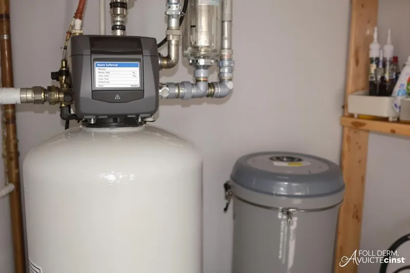 Pourquoi reste-t-il de l'eau dans mon adoucisseur ?