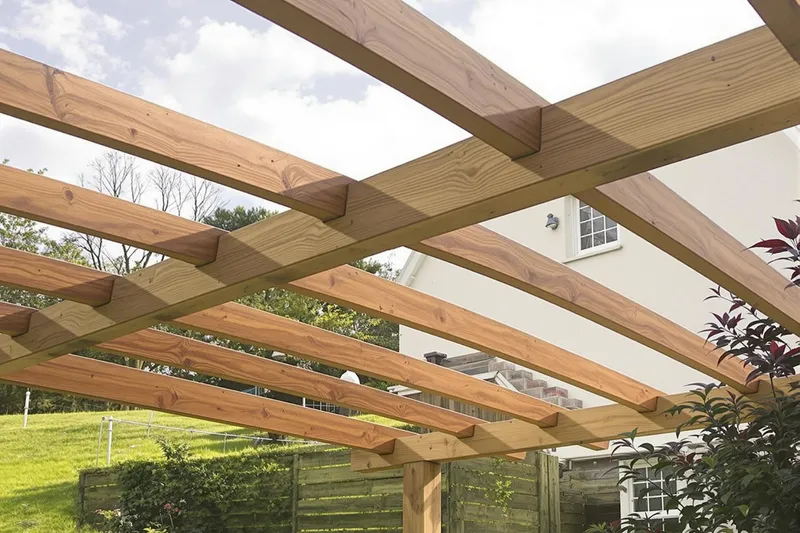 Créer une pergola en bois Douglas : guide et inspirations pratiques