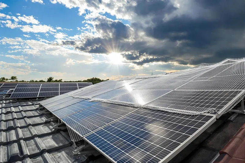 Protégez vos panneaux solaires de la grêle : adoptez ces stratégies simples et efficaces dès maintenant