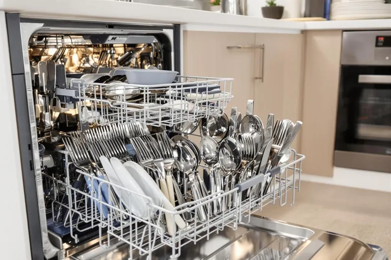 Protégez votre vaisselle en évitant cette erreur avec le lave-vaisselle