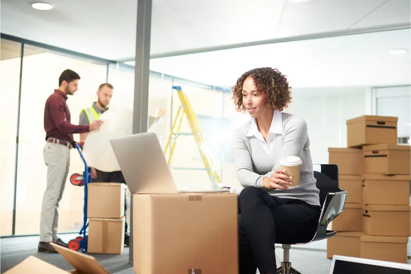 Vider vos locaux sans interrompre votre activité : l'organisation d'un débarras en milieu occupé